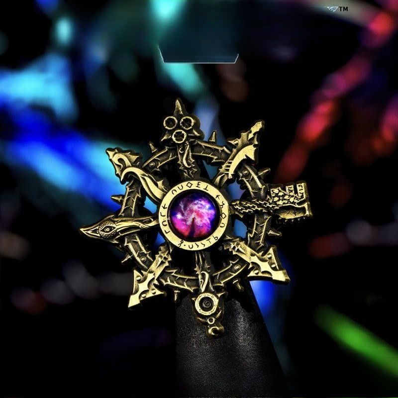 Collectible Vintage Brooches - Broche de Metal Gótico Vintage com
