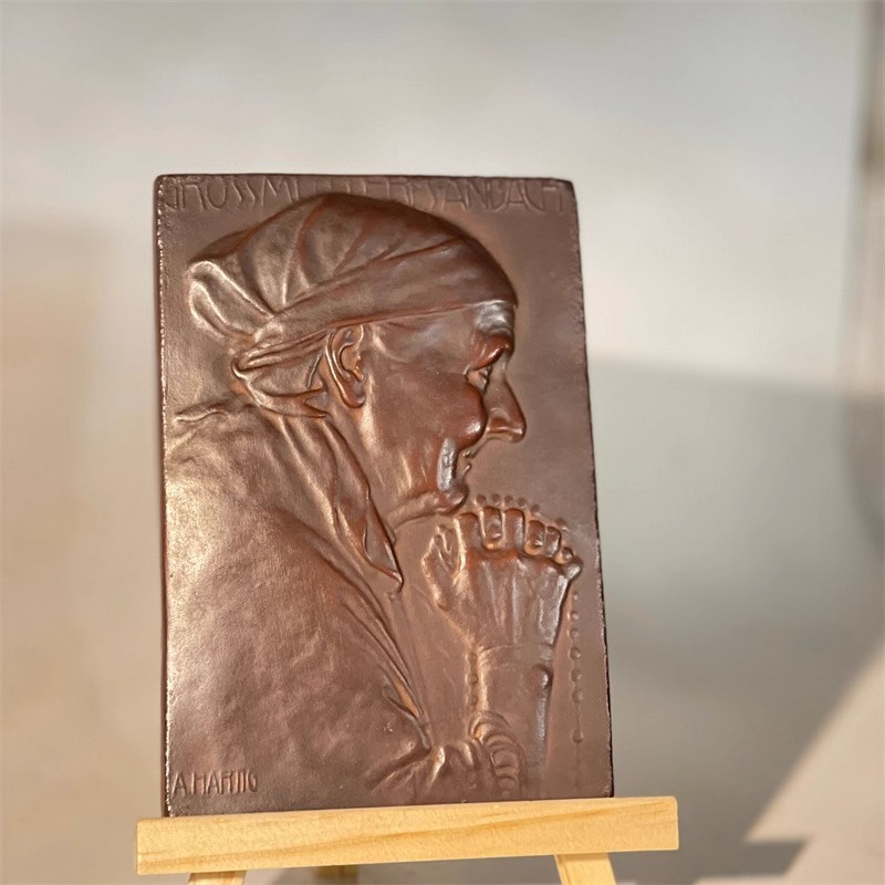 Escultura em relevo de figura  - Collectible Vintage Photos avaliação e preço